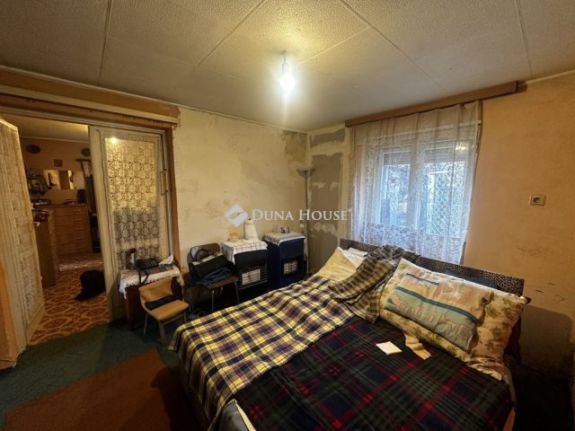 Eladó családi ház, Pécsett, Pipacs utcában 13 M Ft, 3 szobás