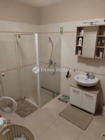 Kiadó téglalakás, albérlet, Pécsett 270 E Ft / hó, 4 szobás