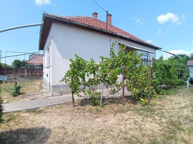 Eladó családi ház, Fegyverneken 10.5 M Ft, 2 szobás