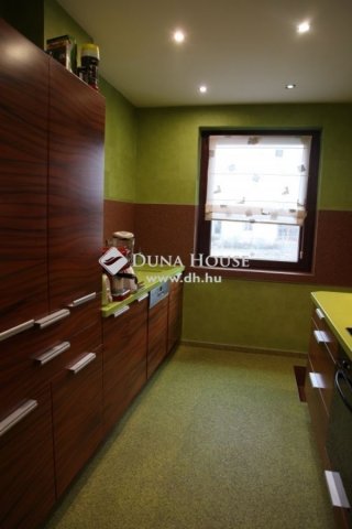 Eladó családi ház, Szadán 195 M Ft, 5 szobás