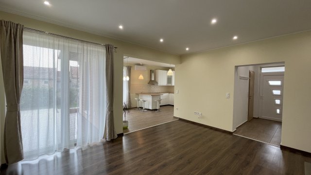 Eladó családi ház, Vámosszabadin 127.9 M Ft, 5 szobás