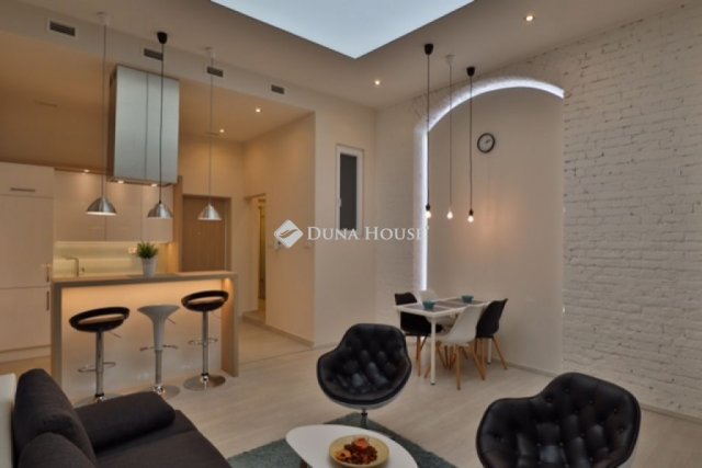 Eladó téglalakás, Budapesten, V. kerületben, Semmelweis utcában