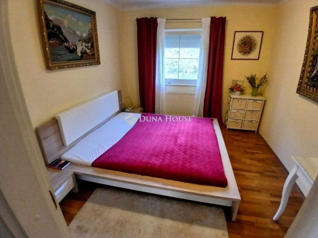 Eladó családi ház, Esztergomban 217.385 M Ft, 8 szobás