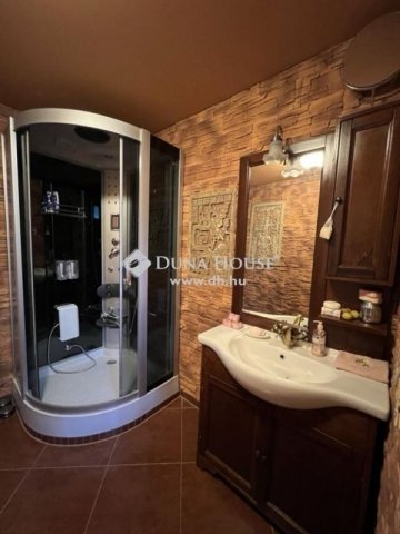 Eladó családi ház, Majosházán 265 M Ft, 4 szobás