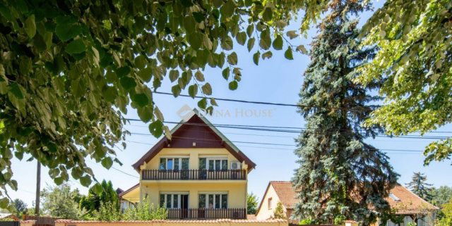 Eladó családi ház, Gödön 180 M Ft, 12 szobás