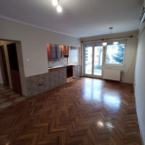 Eladó téglalakás, Szolnokon 46.9 M Ft, 2+2 szobás