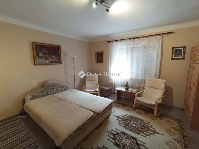 Eladó családi ház, Esztergomban 125 M Ft, 6 szobás