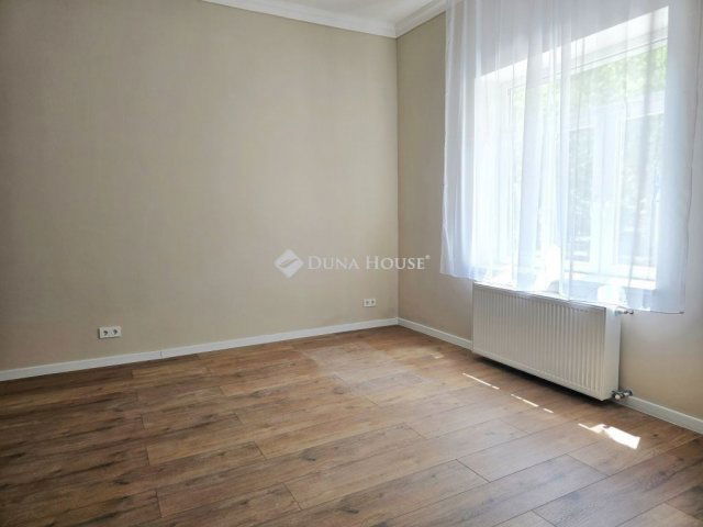 Eladó téglalakás, Pécsett 65.9 M Ft, 3 szobás