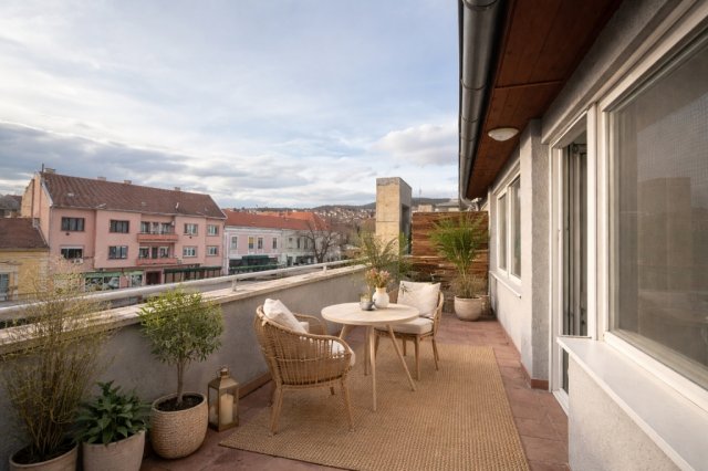 Eladó téglalakás, Pécsett 75 M Ft, 2+1 szobás