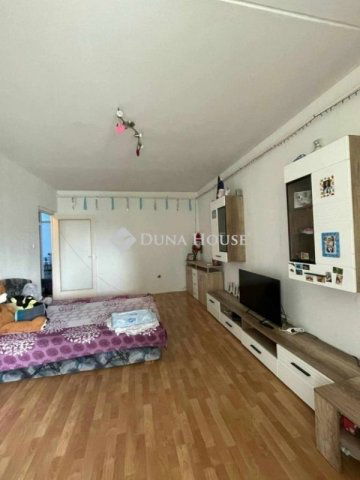 Eladó panellakás, Pécsett 36.9 M Ft, 2 szobás
