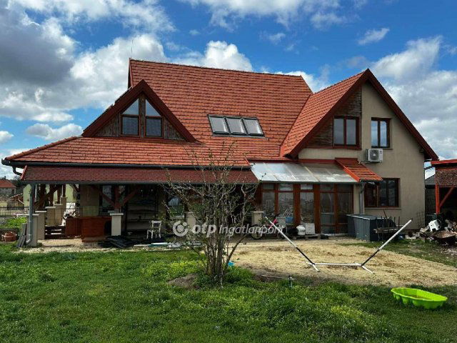 Eladó családi ház, Tótvázsonyban 150 M Ft, 6+1 szobás