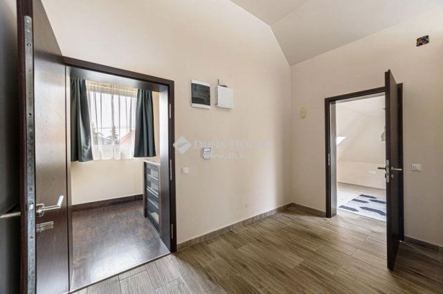 Eladó családi ház, Budapesten, III. kerületben 429 M Ft