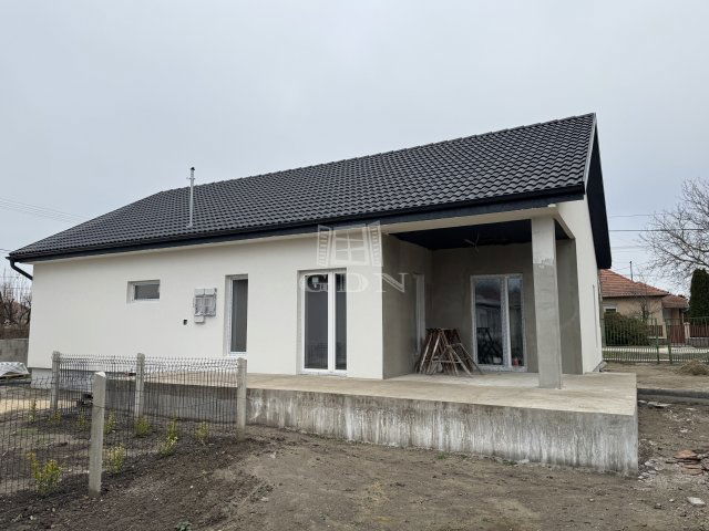 Eladó családi ház, Baracskán 89 M Ft, 3 szobás