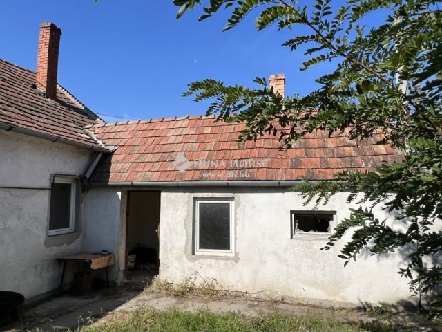 Eladó családi ház, Székesfehérvárott 33 M Ft, 2 szobás