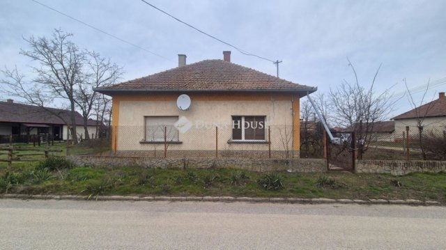 Eladó családi ház, Tiszakécskén 20 M Ft, 2 szobás