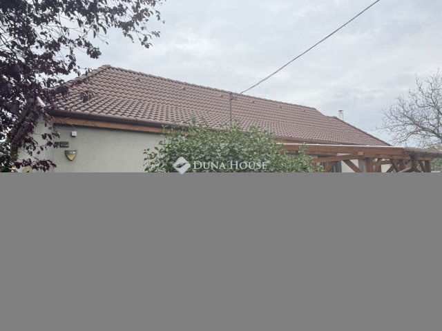 Eladó családi ház, Szárligeten 89.9 M Ft, 2 szobás