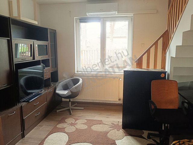 Kiadó családi ház, albérlet, XV. kerületben, Molnár Viktor utcában