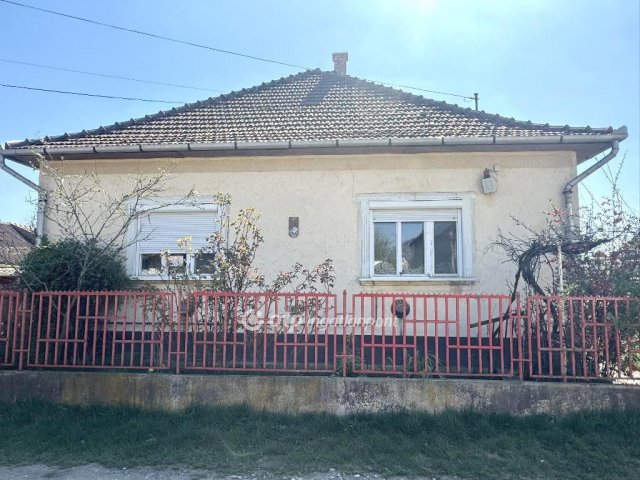 Eladó családi ház, Tiszafüreden 33.5 M Ft, 3 szobás