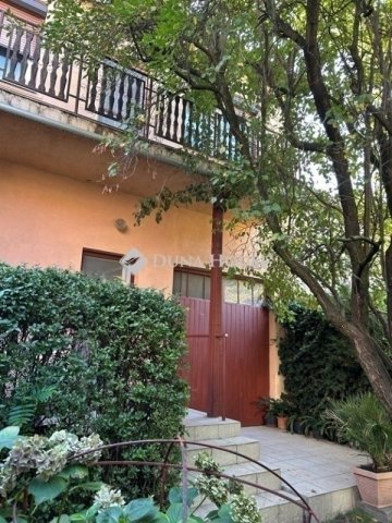 Eladó családi ház, Vácon 99 M Ft, 5 szobás