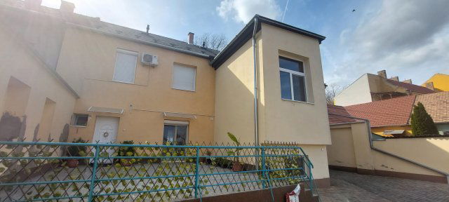 Eladó téglalakás, Dombóváron 33.5 M Ft, 3 szobás