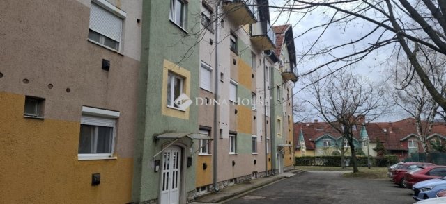 Eladó téglalakás, Pécsett 39.99 M Ft, 2 szobás