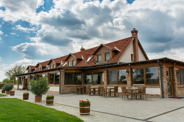 Eladó hotel, Kisharsányon 801 M Ft / költözzbe.hu