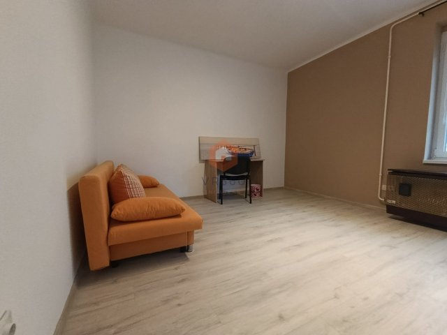 Kiadó téglalakás, albérlet, Pécsett, Hajnóczy úton, 1 szobás