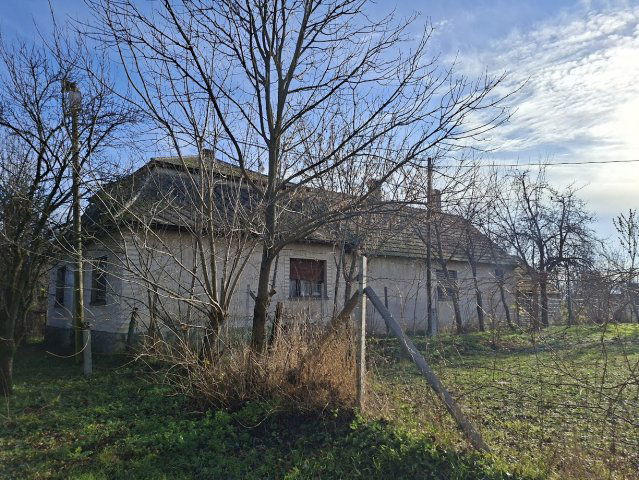 Eladó családi ház, Szakcson 7.9 M Ft, 4 szobás