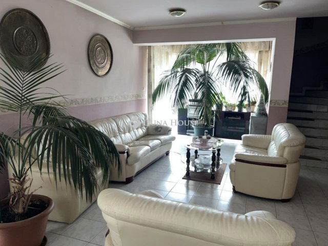 Eladó ikerház, Szentendrén 150 M Ft, 5 szobás