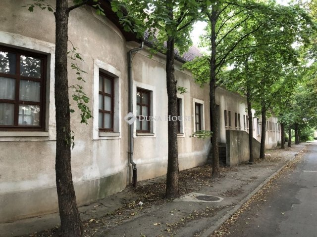 Eladó családi ház, Almásfüzitőn 65 M Ft, 20 szobás