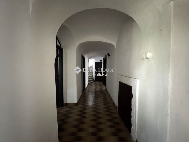 Eladó családi ház, Egerben 218 M Ft, 8 szobás