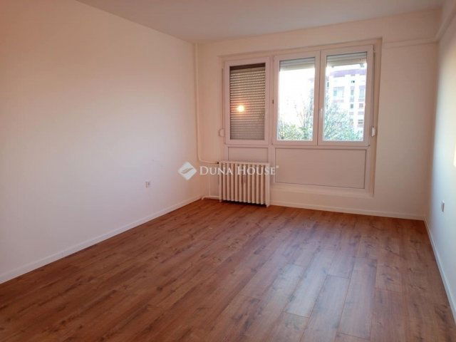 Eladó panellakás, Pécsett 44.9 M Ft, 2 szobás