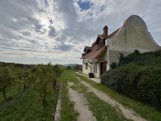 Eladó nyaraló, Balatonfüreden 219 M Ft, 5 szobás