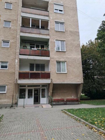 Eladó panellakás, Nyergesújfaluban 31 M Ft, 2+1 szobás