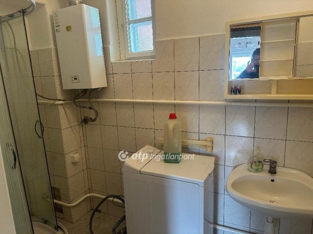 Eladó családi ház, Pécsett 60 M Ft, 3 szobás