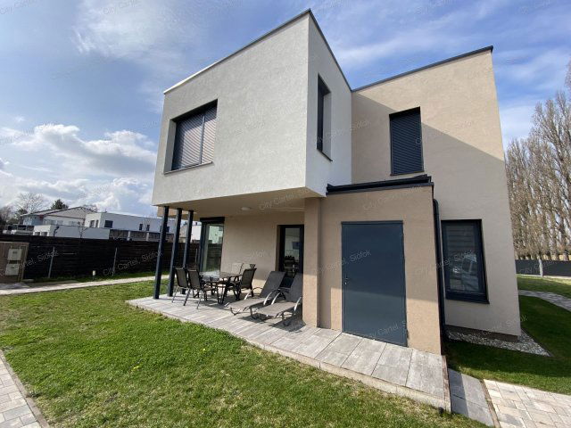 Eladó téglalakás, Balatonfenyvesen 81.9 M Ft, 3 szobás