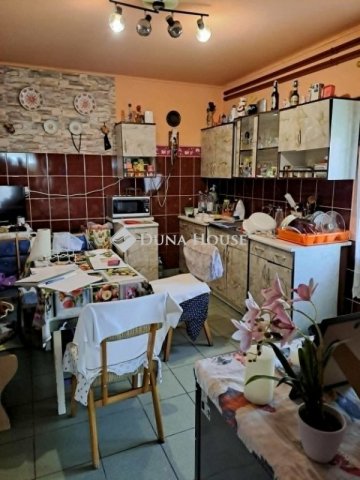 Eladó családi ház, Szegváron 22 M Ft, 2 szobás
