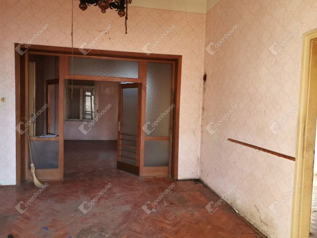 Eladó családi ház, Komáromban 38 M Ft, 5 szobás