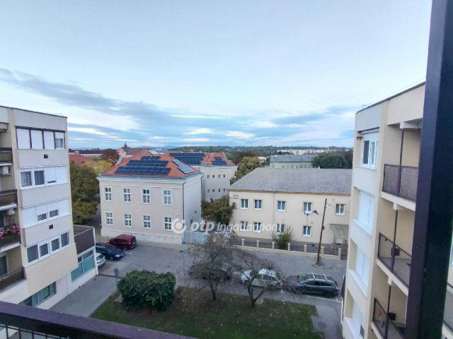 Eladó panellakás, Hatvanban 36.99 M Ft, 2+1 szobás