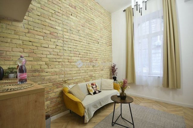 Eladó téglalakás, Budapesten, VI. kerületben 53.9 M Ft, 1 szobás