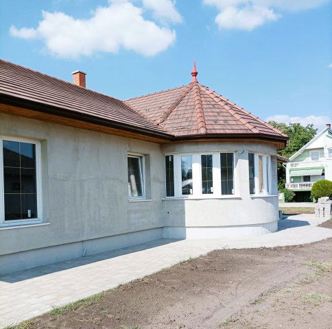 Eladó családi ház, Tiszakécskén 100 M Ft, 4 szobás