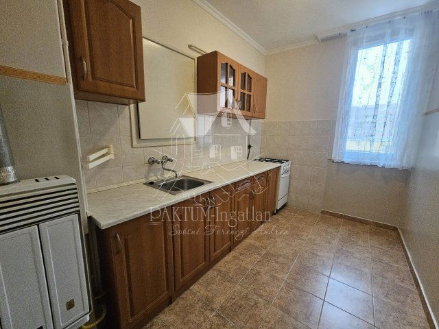 Eladó téglalakás, Szolnokon 32 M Ft, 2 szobás