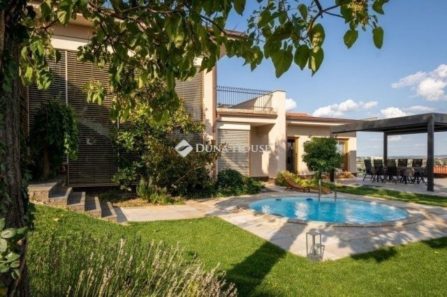 Eladó családi ház, Pécsett 460 M Ft, 8 szobás