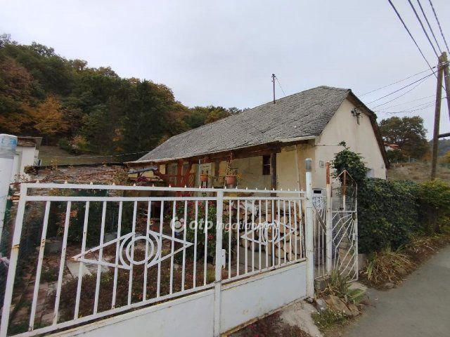 Eladó ikerház, Pécsett 8 M Ft, 2 szobás / költözzbe.hu