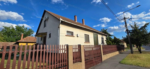 Eladó családi ház, Cegléden 90 M Ft, 6 szobás