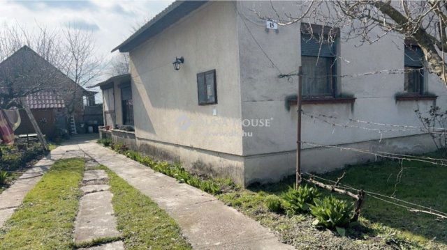 Eladó családi ház, Komáromban 45 M Ft, 3 szobás
