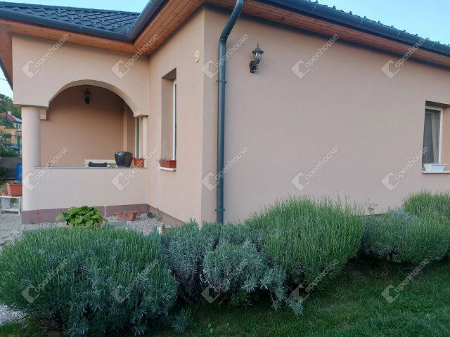 Eladó családi ház, Pannonhalmán 130 M Ft, 5 szobás