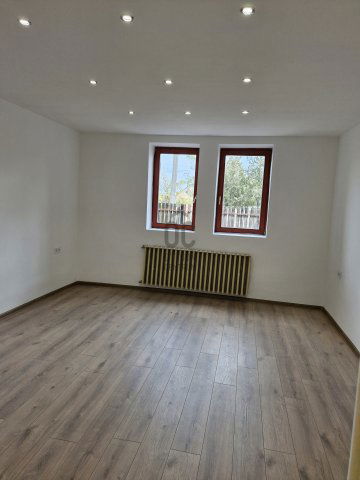 Eladó családi ház, Újszászon 18 M Ft, 2 szobás
