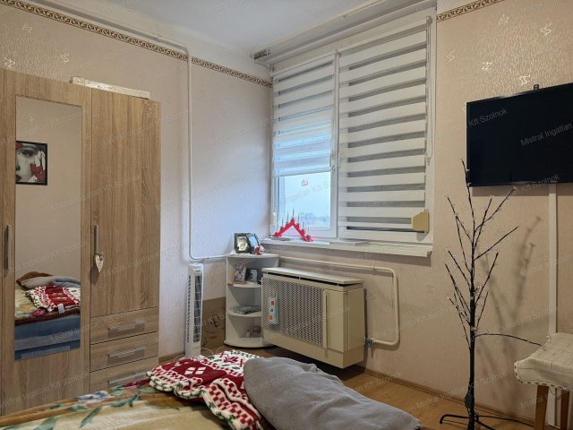 Eladó panellakás, Törökszentmiklóson 25.99 M Ft, 3 szobás