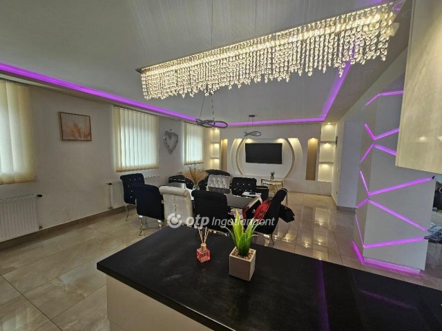 Eladó családi ház, Szolnokon 60 M Ft, 3 szobás